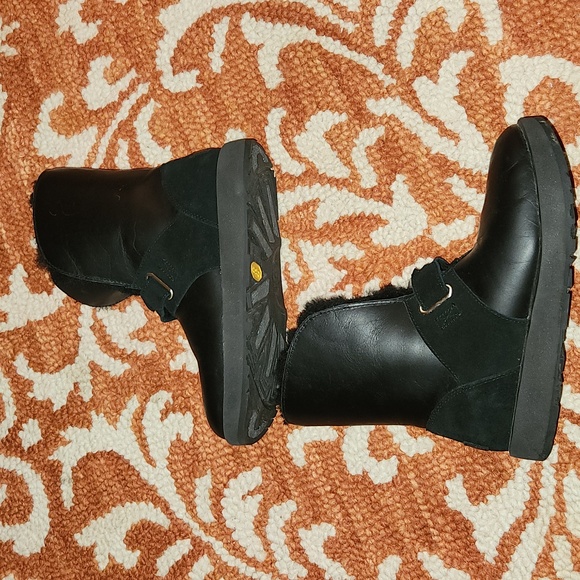 Ugg Isley Water-Resistant Boot with Removable Pompom size 7 - Picture 9 of 12